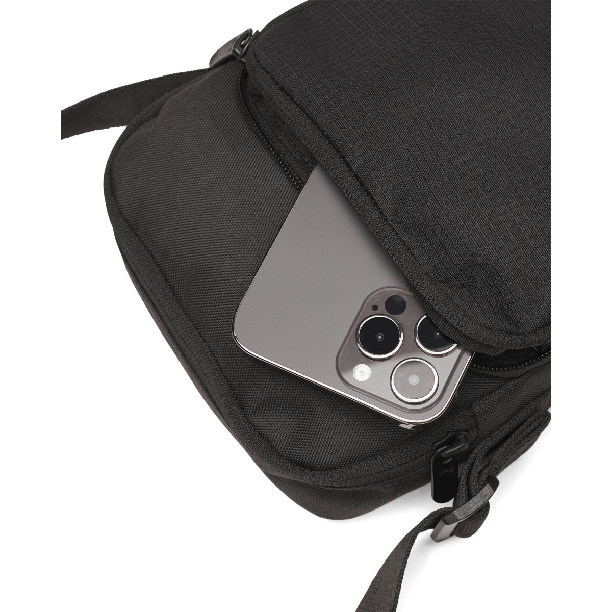 detail taška přes rameno Under Armour Essential Ripstop