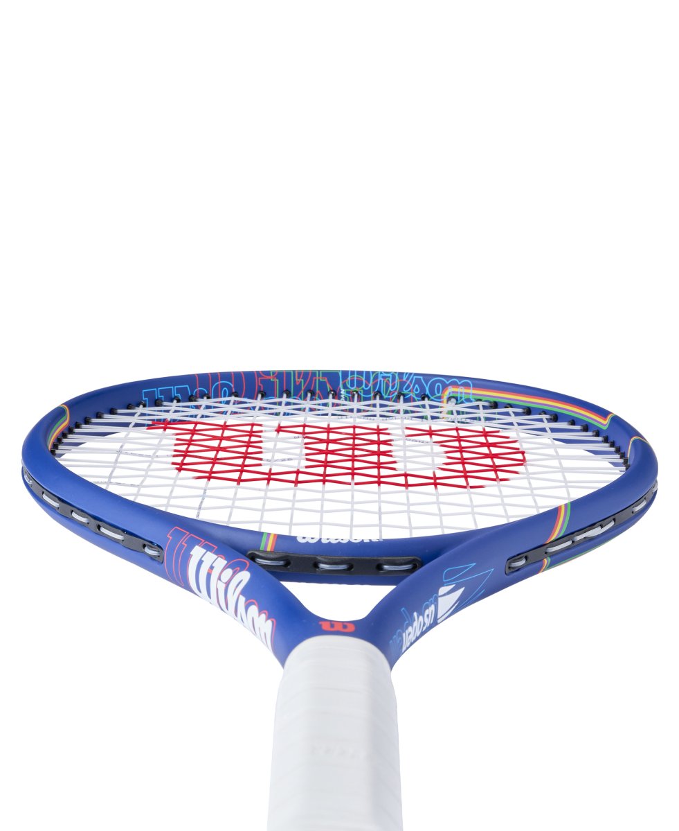 detail tenisová raketa Wilson US Open 105