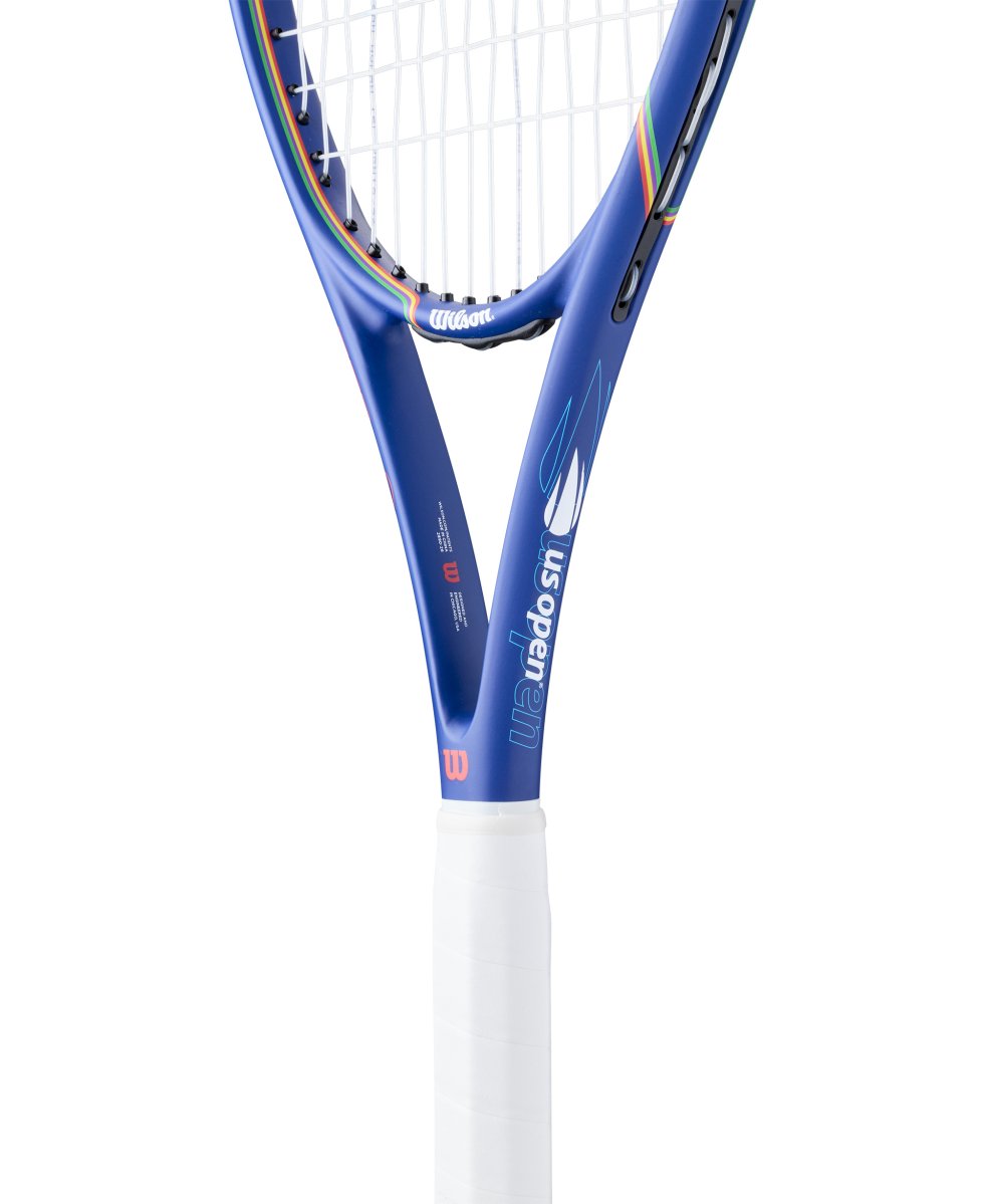 detail tenisová raketa Wilson US Open 105