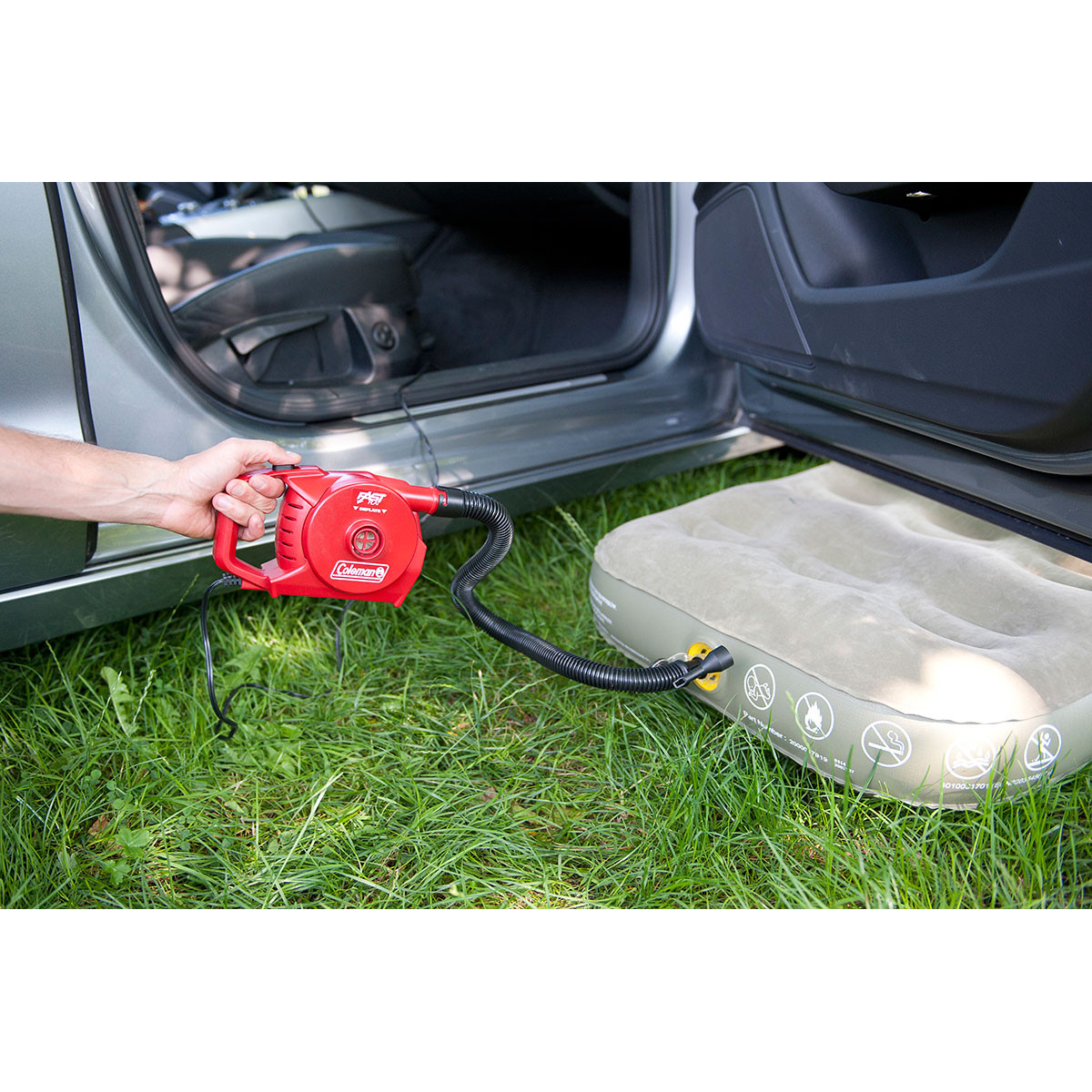 detail eletrická pumpa Coleman 12V Quickpump