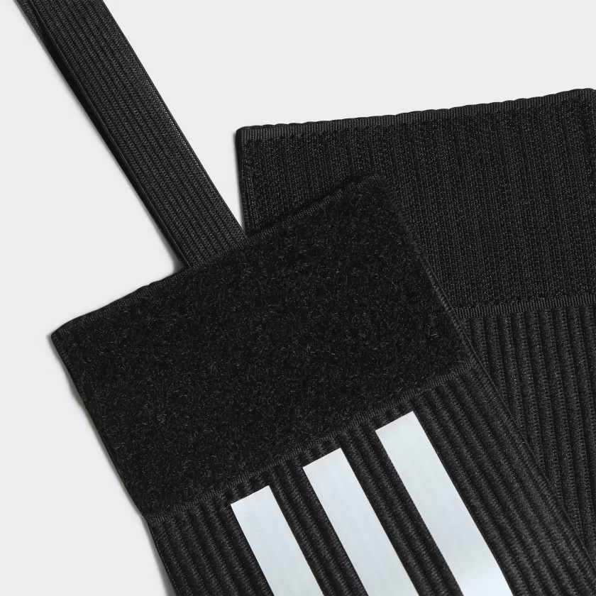 detail kapitánská páska Adidas Tiro L Capt