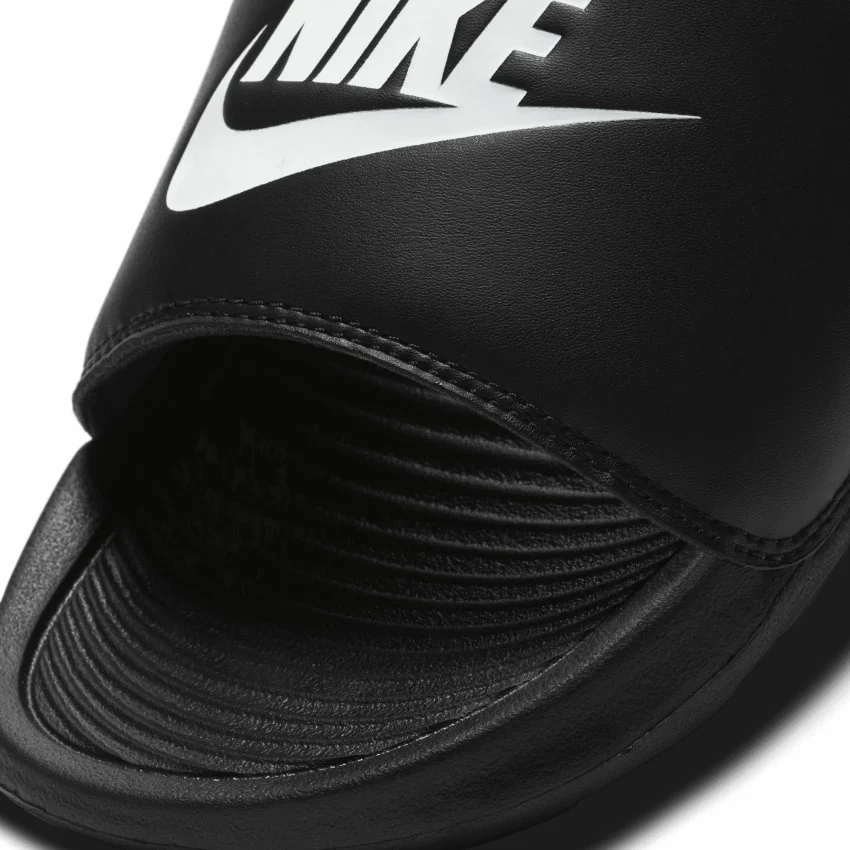 detail pantofle Nike Victori One Slide